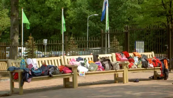 2008-mei-banken-met-tassen-schoolreis