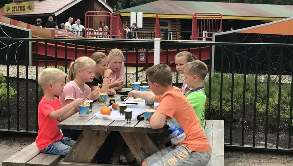 2018-gezellig-eten-aan-picknicktafel