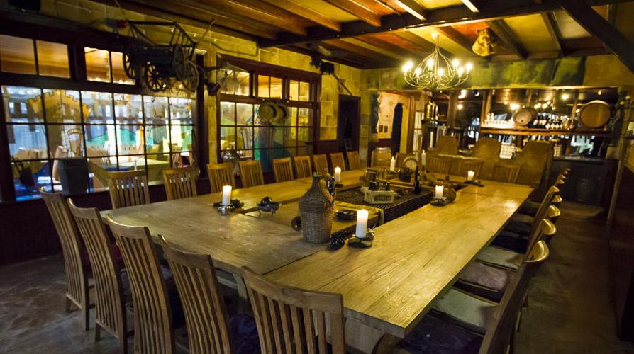 Eigen zaal met lange tafel bij Robin Hood Ribhouse