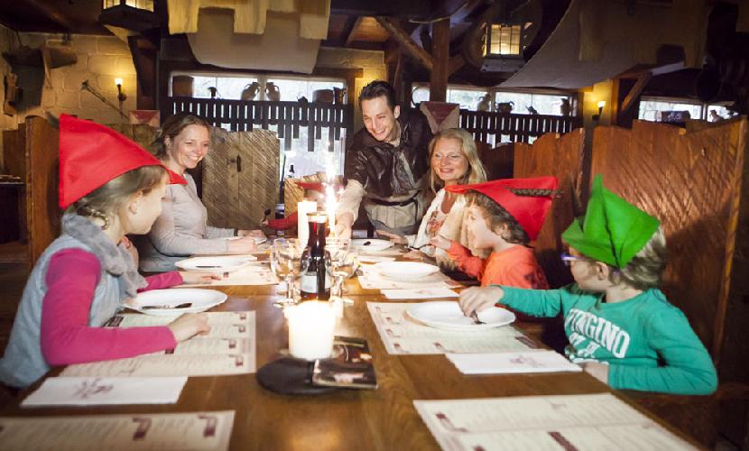 Familie aan tafel tijdens Robin's Familiedag